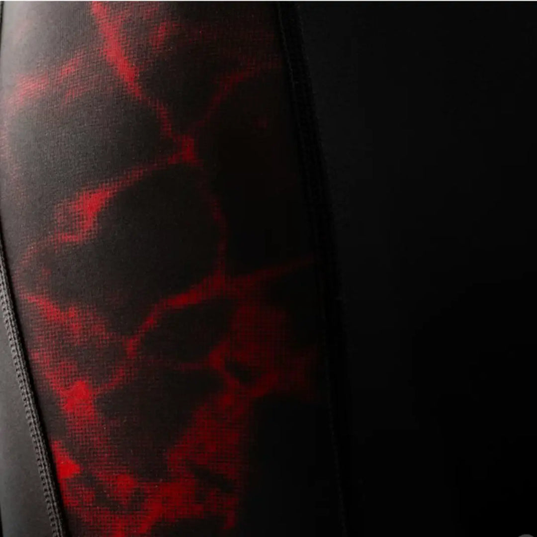 Detailfoto van de rode marmerprint op de zijpanel van de UFC BJJ Vale Tudo dames short.