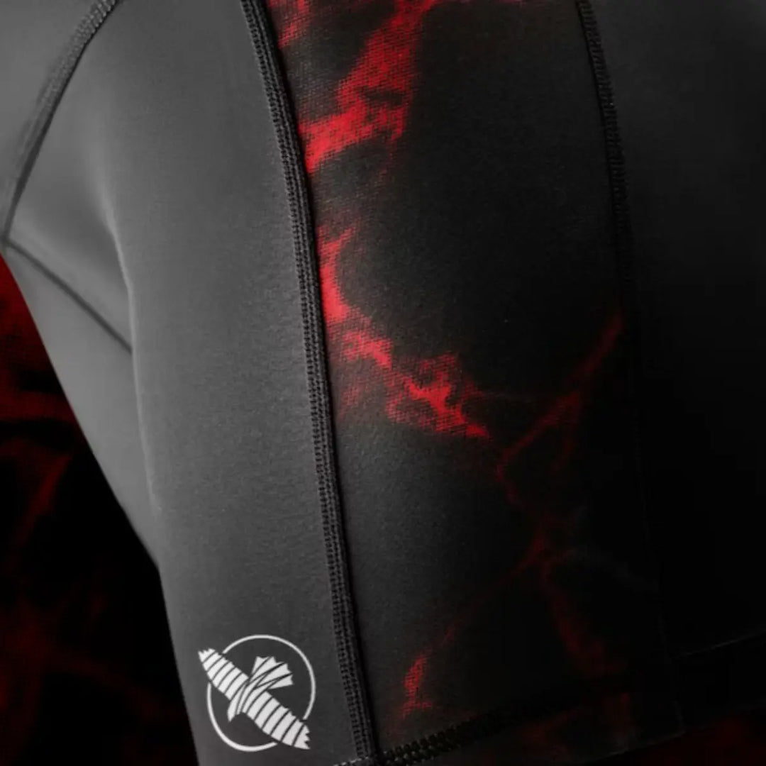 Detail van het Hayabusa-logo op de zwarte dames Vale Tudo short met rode accenten.