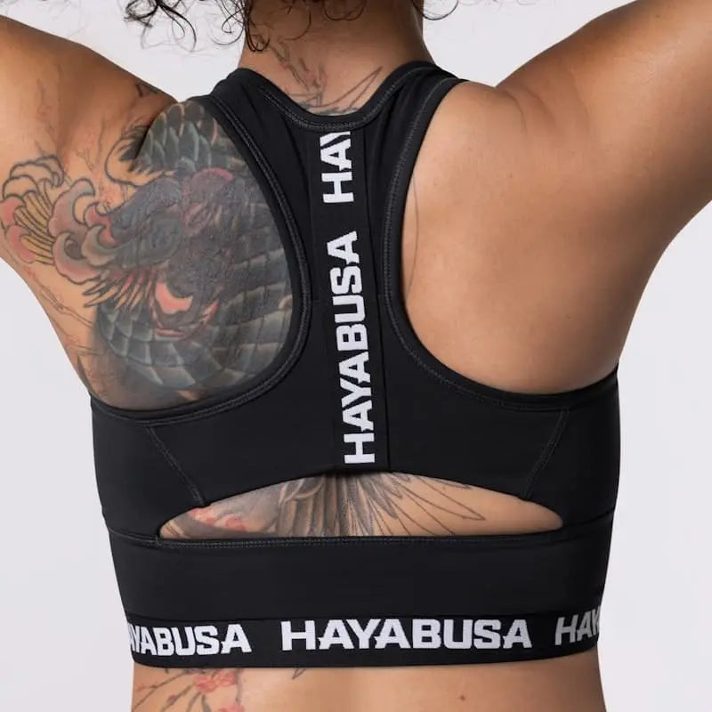 Detail van de Hayabusa Sport BH Zwart met racerback-ontwerp en Hayabusa-logo op de band. De sport-bh biedt stevige ondersteuning en bewegingsvrijheid tijdens intensieve bokstraining en kickbokstraining.