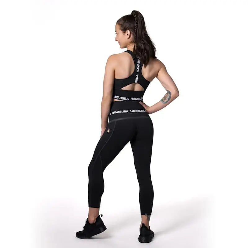 Achteraanzicht van de Hayabusa Sport BH Zwart met een sportieve racerback-pasvorm en elastische band met Hayabusa-logo. De sport-bh biedt ondersteuning en bewegingsvrijheid tijdens intensieve bokstraining en kickbokstraining.