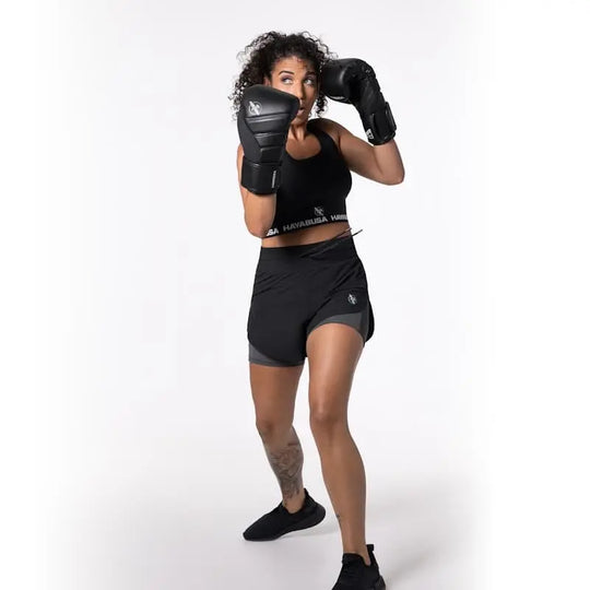 De Hayabusa Sport BH Zwart gedragen tijdens een bokstraining. De afbeelding laat zien hoe de sport-bh ondersteuning en bewegingsvrijheid biedt tijdens intensieve bokstraining en kickbokstraining.