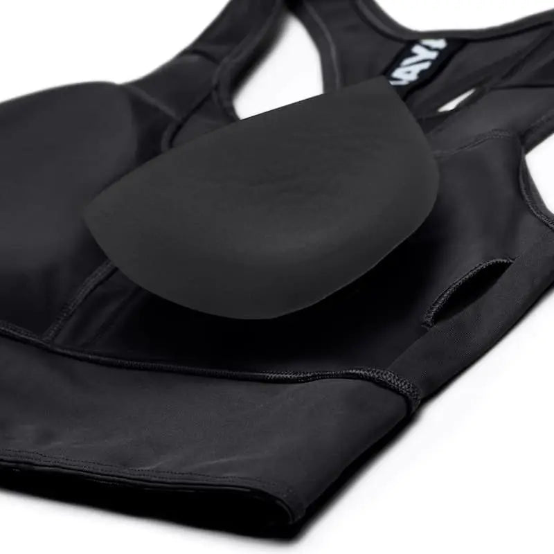 Detail van de Hayabusa Sport BH Zwart met uitneembare padding. De afbeelding toont de zachte cups die extra ondersteuning en comfort bieden tijdens bokstraining en kickbokstraining.