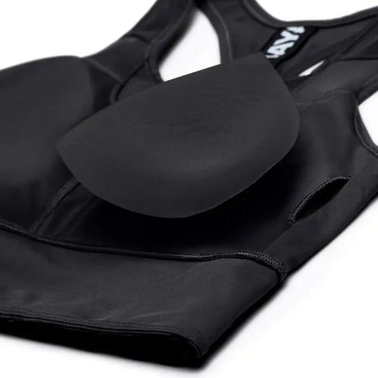 Detail van de Hayabusa Sport BH Zwart met uitneembare padding. De afbeelding toont de zachte cups die extra ondersteuning en comfort bieden tijdens bokstraining en kickbokstraining.