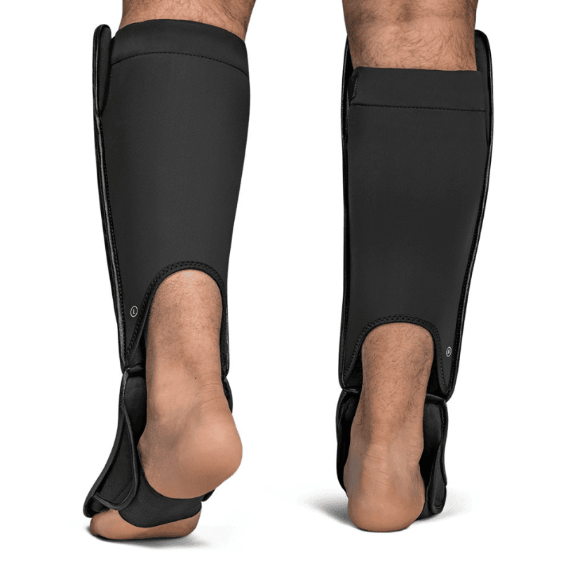 Achteraanzicht van zwarte Hayabusa T3 Full Back Scheenbeschermers gedragen door een atleet.