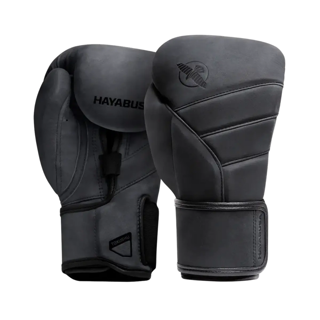 Zwarte Hayabusa T3 LX bokshandschoenen met matte afwerking, subtiele zwarte logo’s en klittenbandsluiting. Gemaakt van hoogwaardig leer met een strakke, luxe uitstraling.