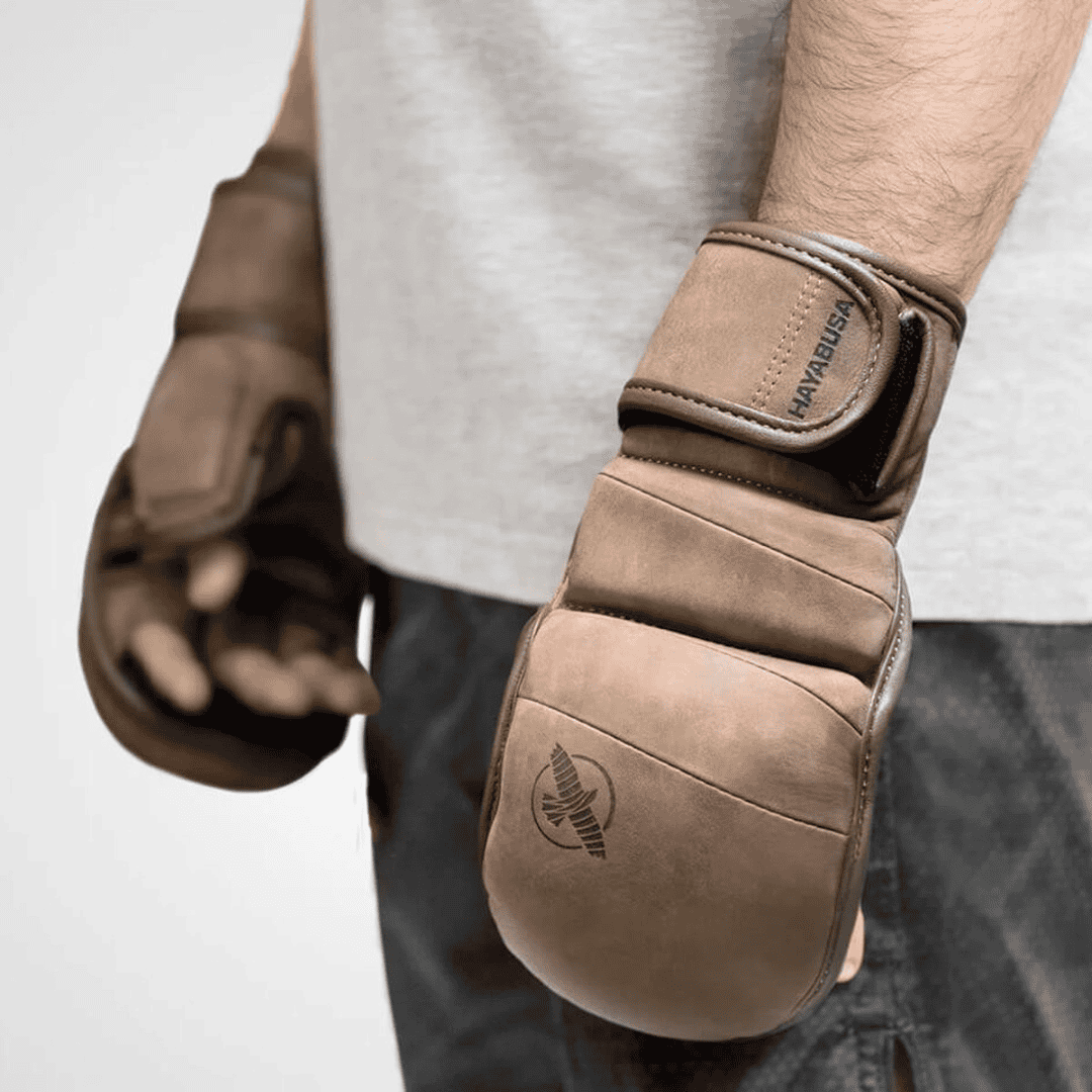 Hayabusa T3 LX Hybrid MMA handschoenen in Vintage kleur, bovenaanzicht met zicht op het Hayabusa-logo en de padding









