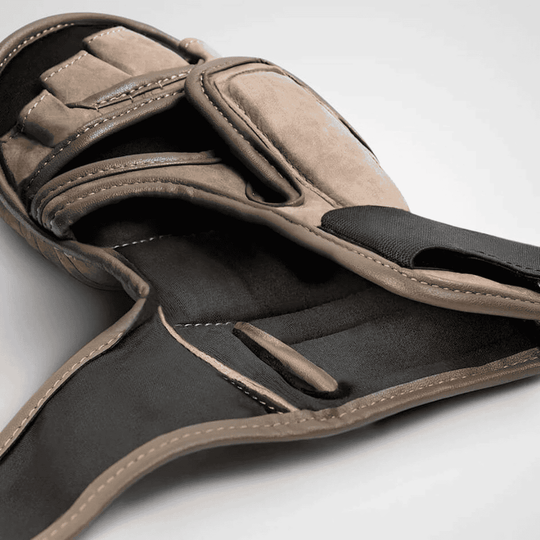 Hayabusa T3 LX Hybrid MMA handschoenen in Vintage kleur, zijaanzicht met zicht op de duim en open handpalmconstructie









