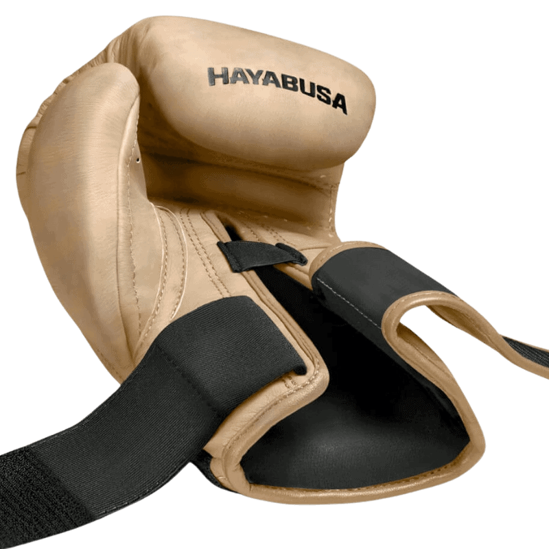 Zijaanzicht van een geopende Hayabusa T3 LX bokshandschoen in tan met de klittenbandsluiting open en de binnenste padding zichtbaar.