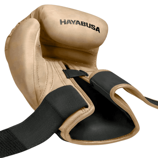 Zijaanzicht van een geopende Hayabusa T3 LX bokshandschoen in tan met de klittenbandsluiting open en de binnenste padding zichtbaar.