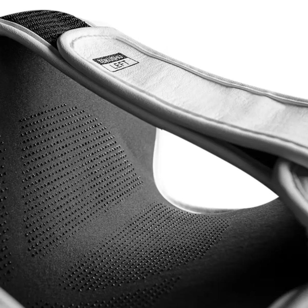 Close-up van de binnenkant van een Hayabusa bokshoofdbeschermer met geperforeerd antislipmateriaal en verstelbare klittenbandsluiting.