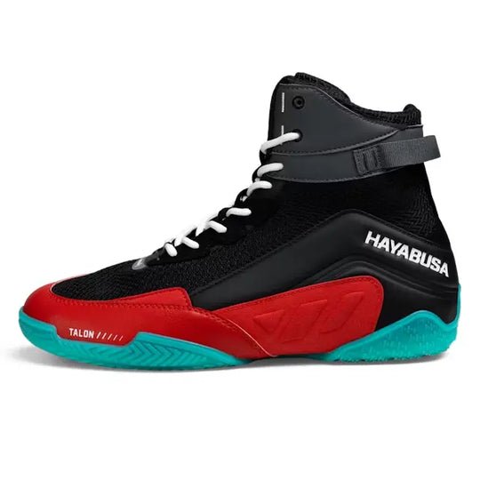 Zijaanzicht van de Hayabusa Talon vechtschoen in zwart, rood en turquoise met opvallende details en stevige zool.