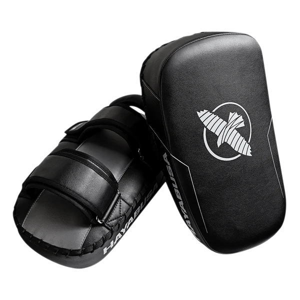 Zwarte Hayabusa PTS3 Thaipads met wit logo, duurzaam ontworpen voor intensieve trap- en stoottraining.