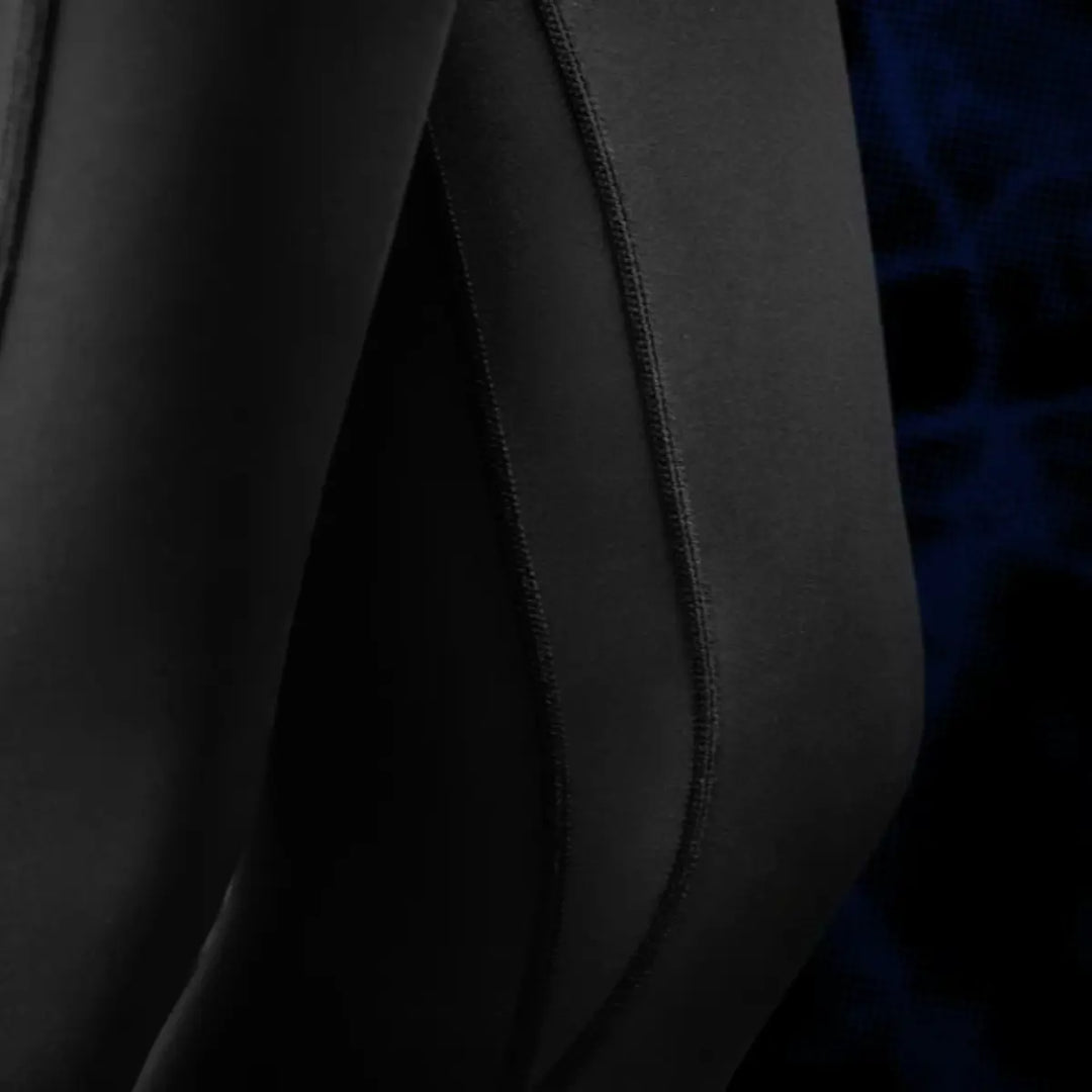 Detail van het witte UFC BJJ-logo op de zwarte Hayabusa dameslegging.