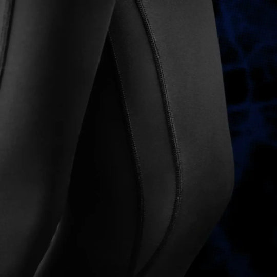 Detail van het witte UFC BJJ-logo op de zwarte Hayabusa dameslegging.