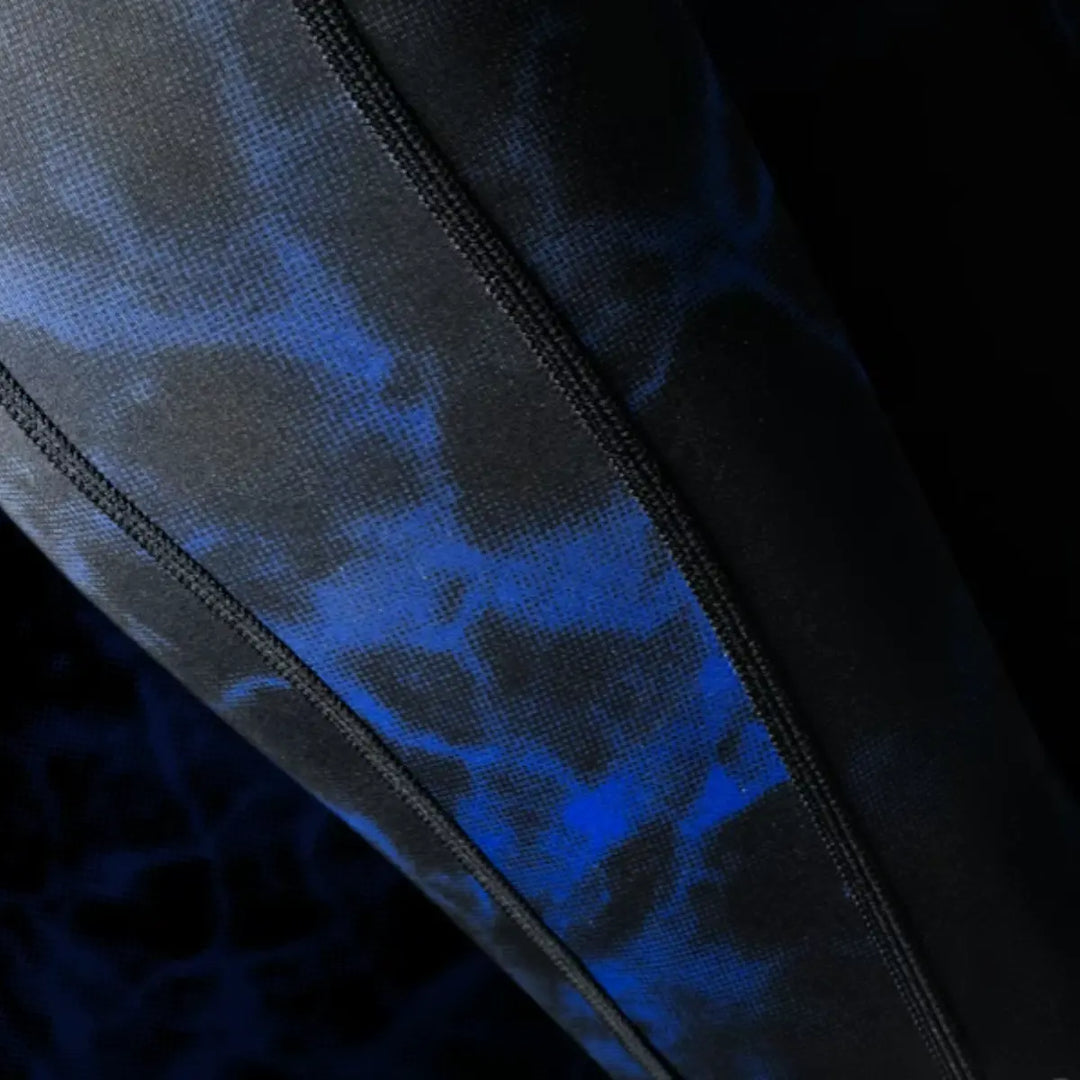 Close-up van het blauwe marmerdesign op de zijkant van de Hayabusa UFC BJJ dameslegging.