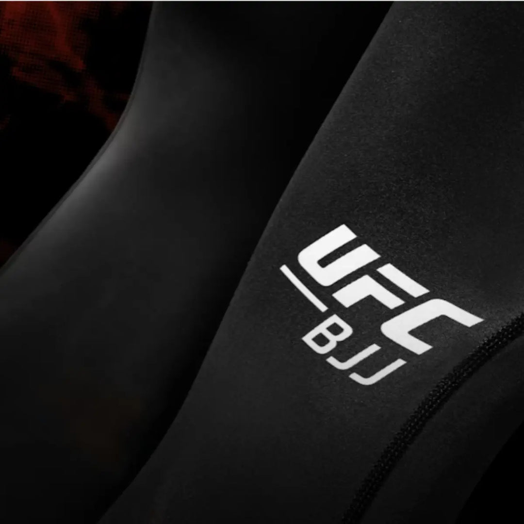 Detailfoto van de binnenkant van de Hayabusa UFC BJJ dameslegging met HAYABUSA-logo op de tailleband.