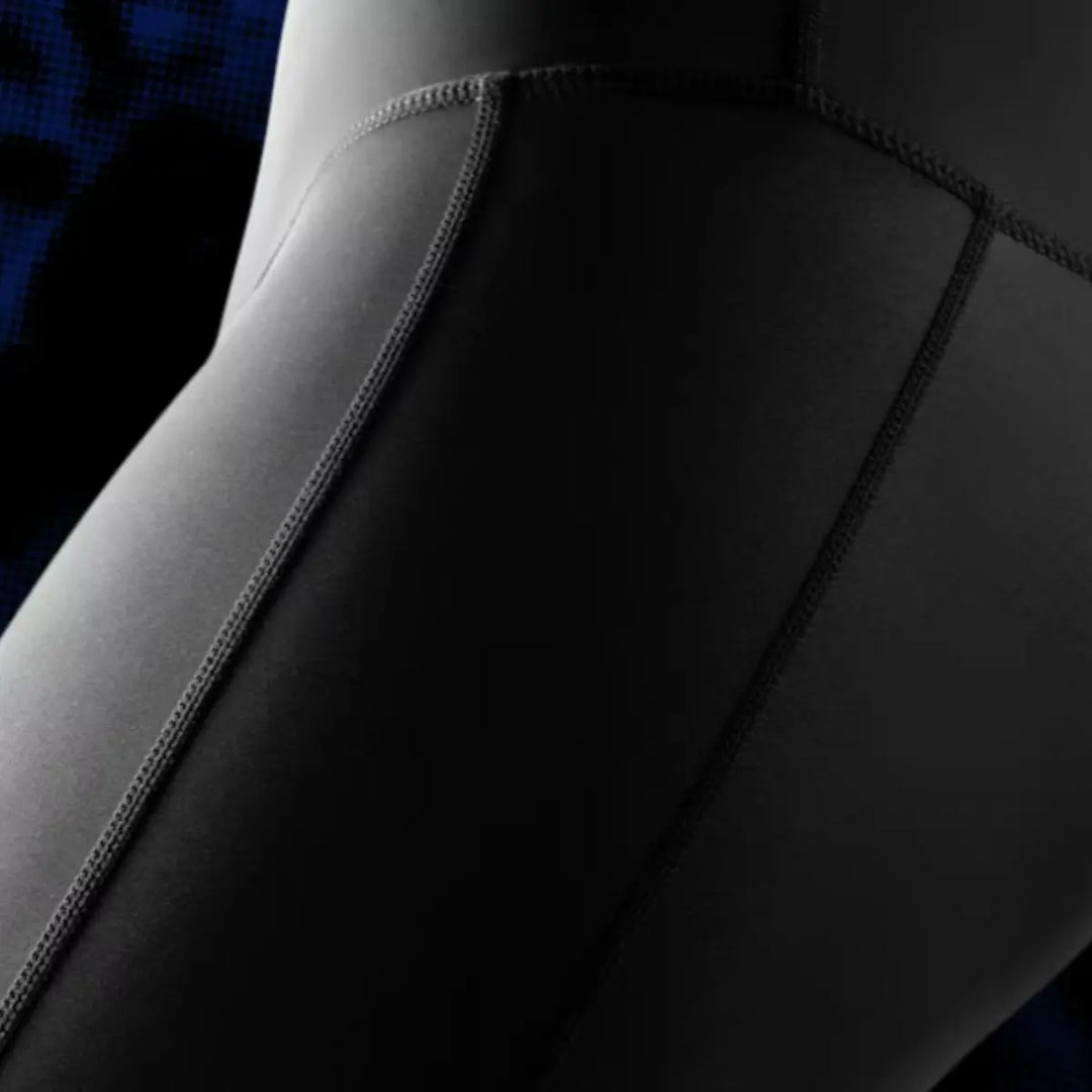 Detail van het kniegebied van de Hayabusa UFC BJJ dameslegging in zwart met blauw marmerpatroon.