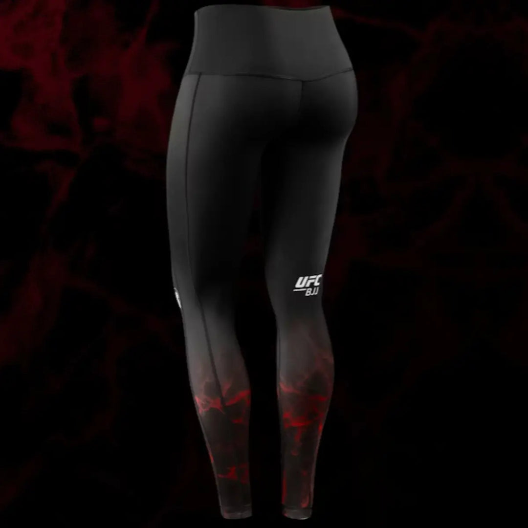 Achterkant van de zwarte Hayabusa UFC BJJ dameslegging met rood patroon en UFC BJJ-logo.