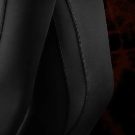Detail van de naden en constructie aan de binnenkant van de knie van de Hayabusa UFC BJJ legging.