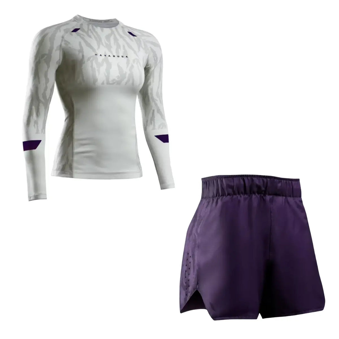 Productfoto van de Hayabusa Women’s Long Sleeve Apex Stone Beige Set, bestaande uit een lichtbeige long sleeve rashguard met subtiel camouflagepatroon en paarse accenten, gecombineerd met een paarse trainingsshort. De set wordt los weergegeven tegen een witte achtergrond. Ontworpen voor intensieve trainingen met een aansluitende pasvorm en optimale bewegingsvrijheid.
