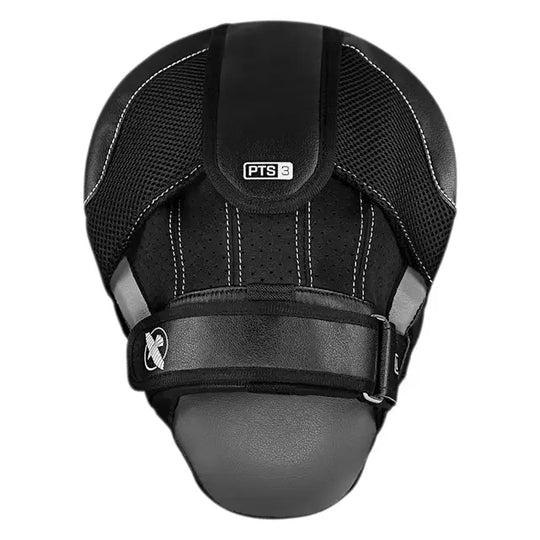 Achterkant van zwarte Hayabusa bokspad met verstelbare band, mesh ventilatie en witte stiksels, model PTS 3.