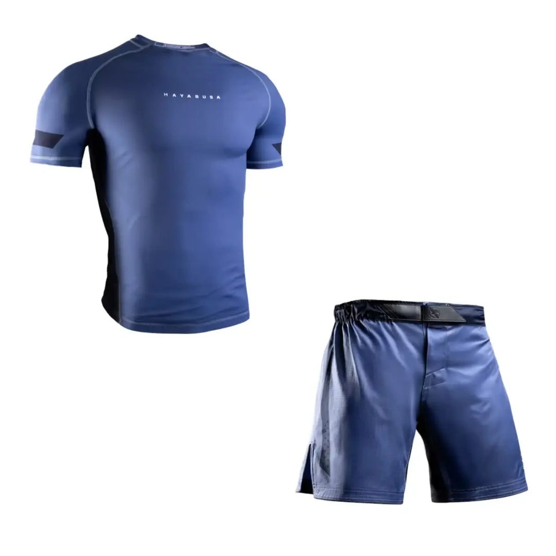 Productfoto van een Hayabusa heren set met een blauwe short sleeve rashguard en een bijpassende blauwe trainingsshort, afgebeeld tegen een witte achtergrond.