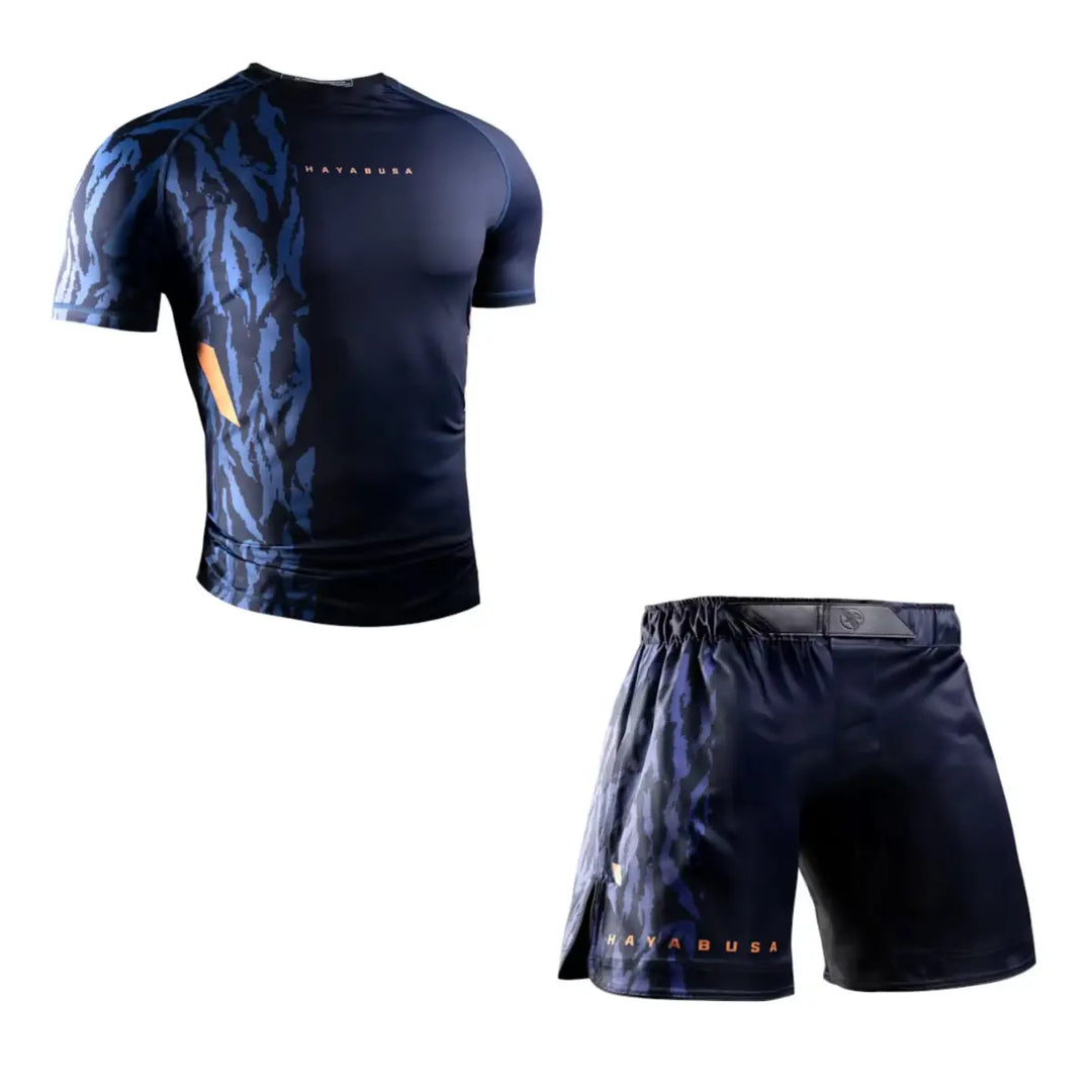Productfoto van een Hayabusa heren set met een blauw camouflage short sleeve rashguard en een bijpassende blauwe trainingsshort, afgebeeld tegen een witte achtergrond.