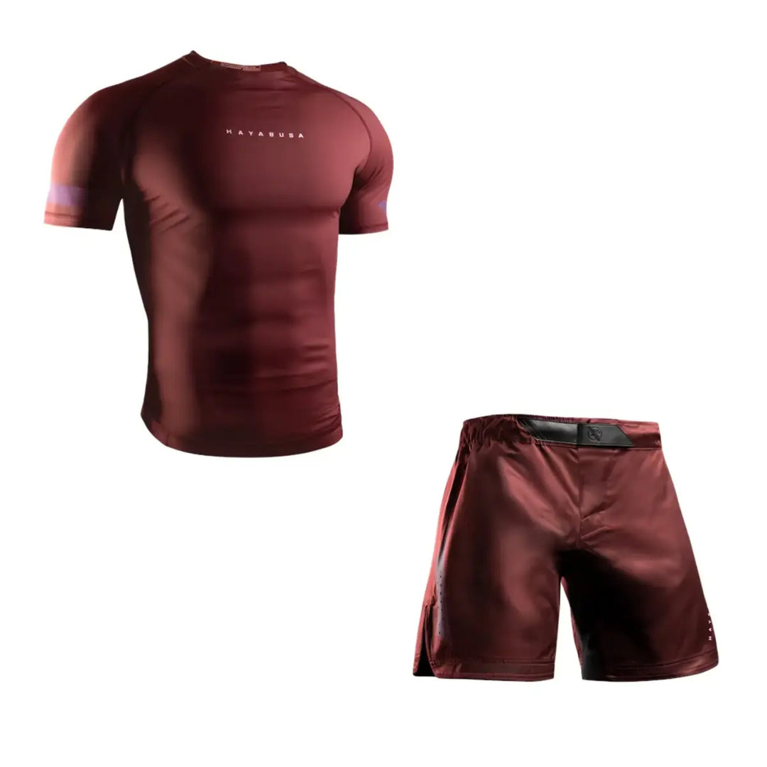 Productfoto van een Hayabusa heren set met een bordeaux short sleeve rashguard en een bijpassende bordeaux trainingsshort, afgebeeld tegen een witte achtergrond.
