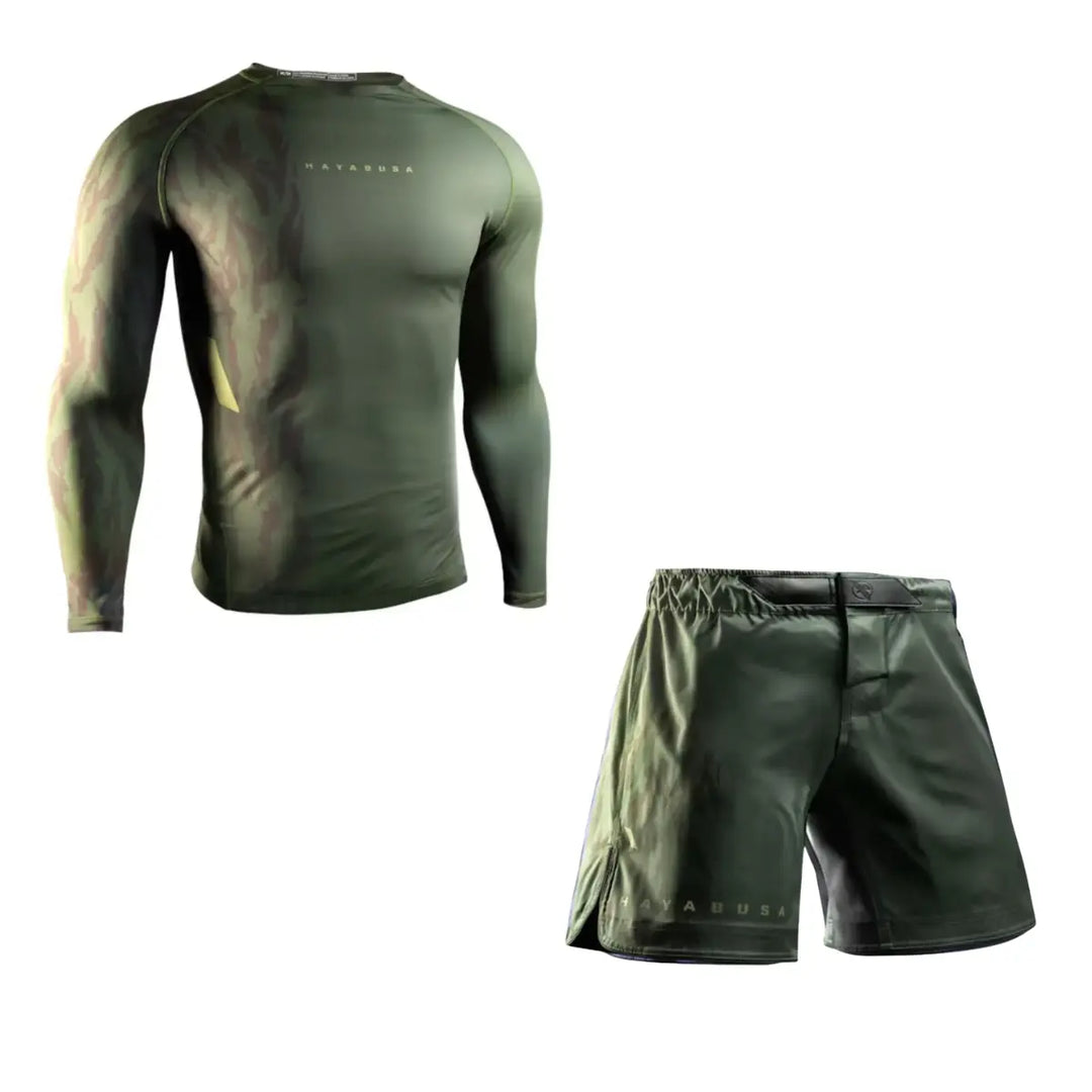 Productfoto van een Hayabusa heren set met een groene camouflage long sleeve rashguard en een bijpassende groene trainingsshort, afgebeeld tegen een witte achtergrond.