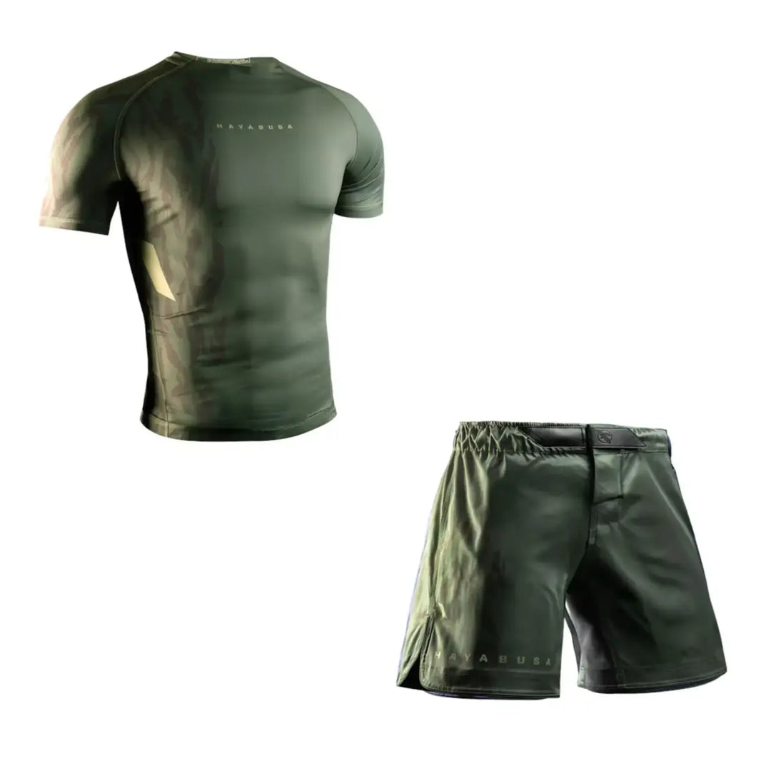 Productfoto van een Hayabusa heren set met een groen camouflage short sleeve rashguard en een bijpassende groene trainingsshort, afgebeeld tegen een witte achtergrond.