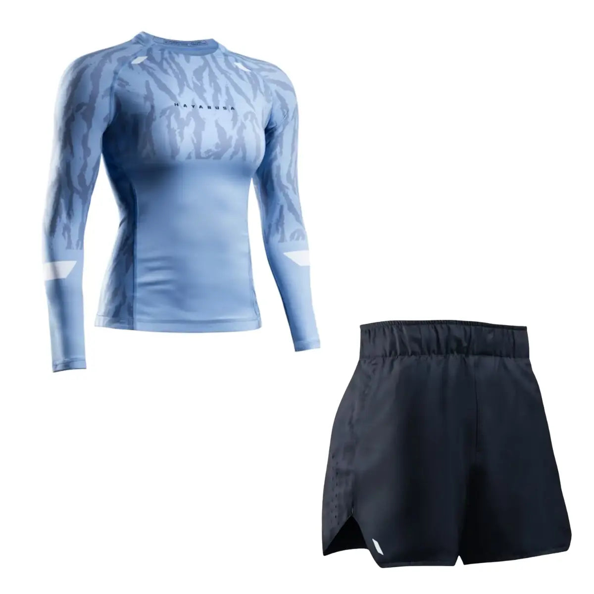 Productfoto van een Hayabusa heren set bestaande uit een lichtblauwe long sleeve rashguard met subtiel camouflagepatroon en witte accenten, gecombineerd met een zwarte trainingsshort. De set wordt vrijstaand weergegeven tegen een witte achtergrond en is geschikt voor intensieve trainingen.