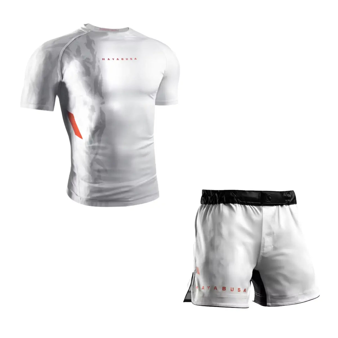 Productfoto van een Hayabusa heren set met een witte camouflage short sleeve rashguard en een bijpassende witte trainingsshort, afgebeeld tegen een witte achtergrond.