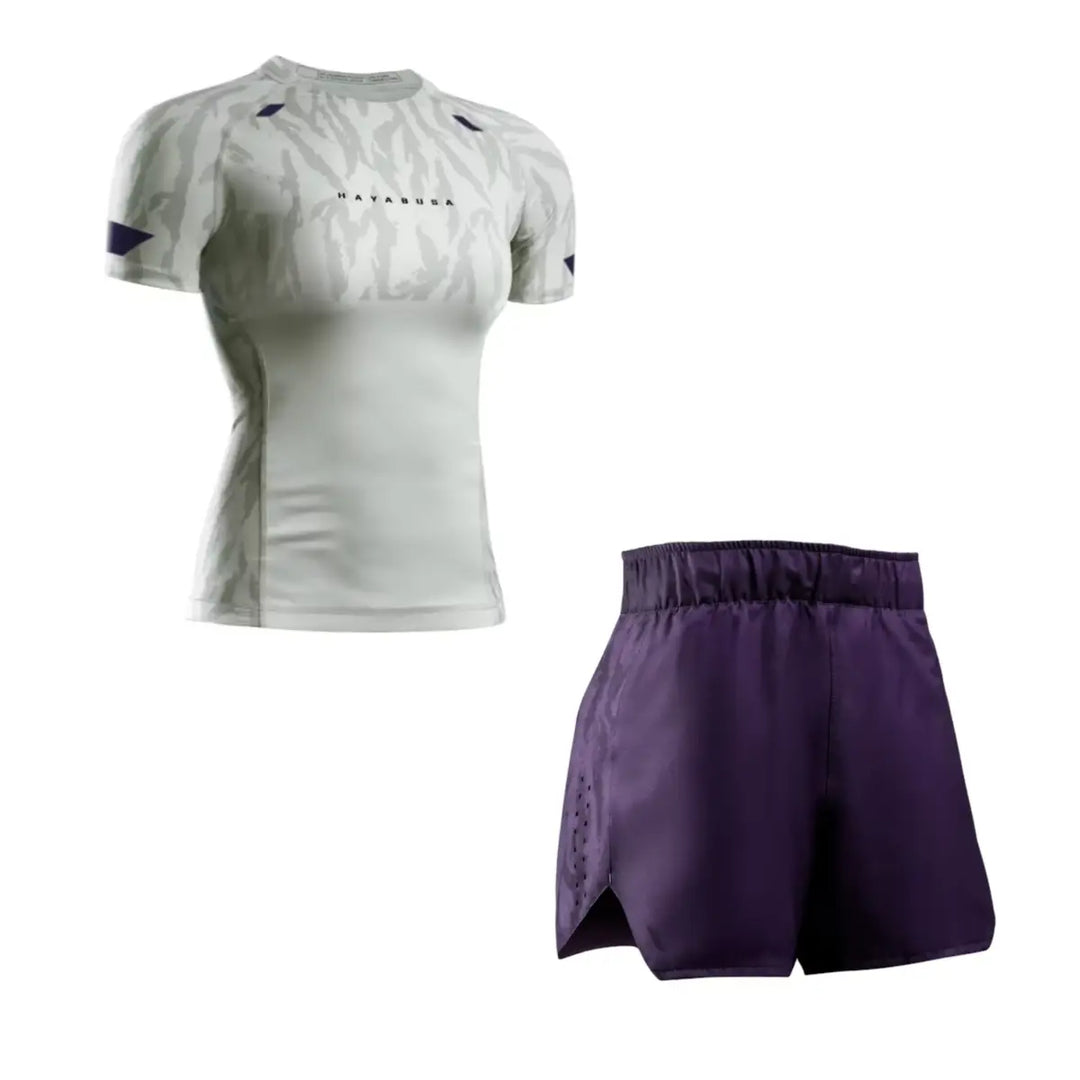 Productfoto van een Hayabusa heren set met een witte short sleeve rashguard met subtiele camouflage-accenten en paarse details, gecombineerd met een bijpassende paarse trainingsshort, afgebeeld tegen een witte achtergrond.