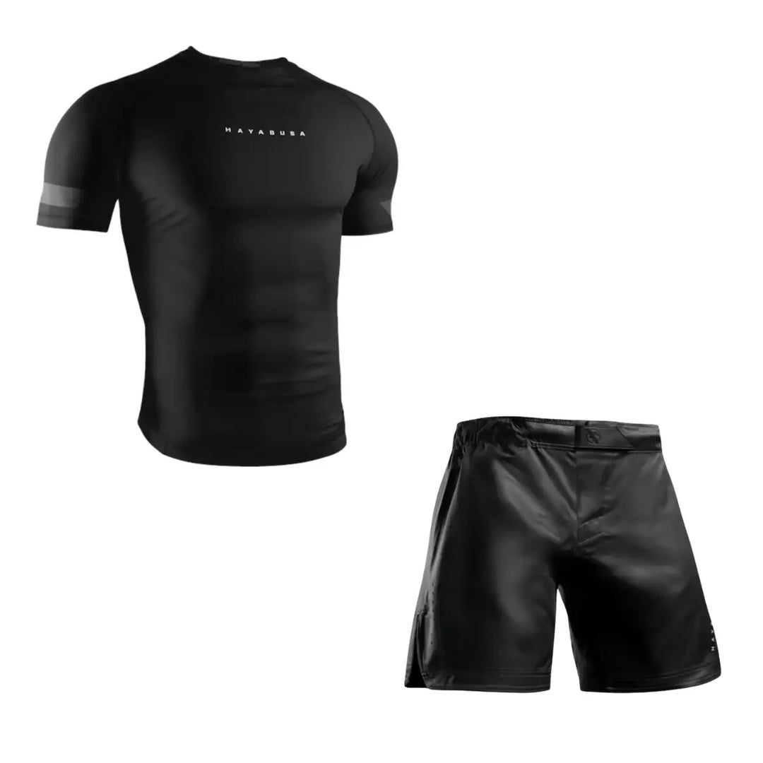 Productfoto van een Hayabusa heren set met een zwarte short sleeve rashguard en een bijpassende zwarte trainingsshort, afgebeeld tegen een witte achtergrond.