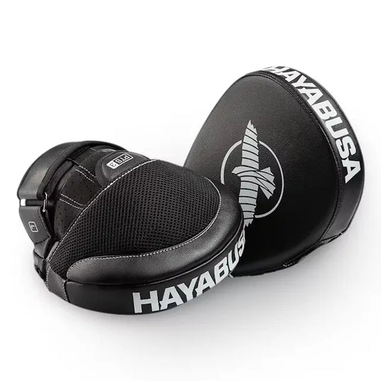 Hayabusa zwarte bokspads met witte logo's en ademend mesh, ergonomisch ontwerp en comfortabele grip, perfect voor bokstraining.