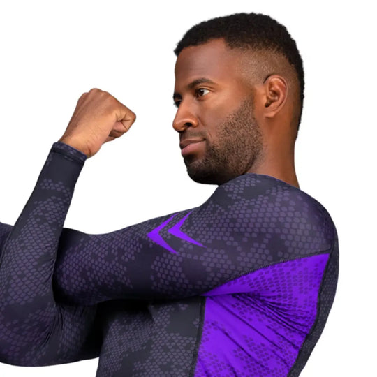 Zijkant van de Hayabusa Ranked Long Sleeve Rash Guard in paars, met focus op het ademende materiaal en logo