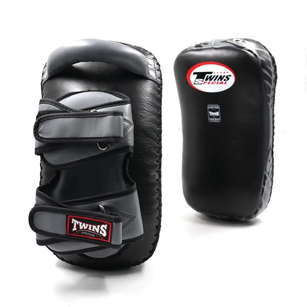 Twins Special KPL 12 kick pads zwart/grijs leer met dubbele klittenbandsluiting en handgreep, ontworpen voor kickboksen en Muay Thai training