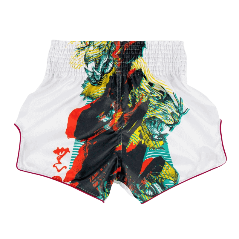 Fairtex Muay Thai-short met een kleurrijke print van Thaise draak en vechter in actie op de voorkant.