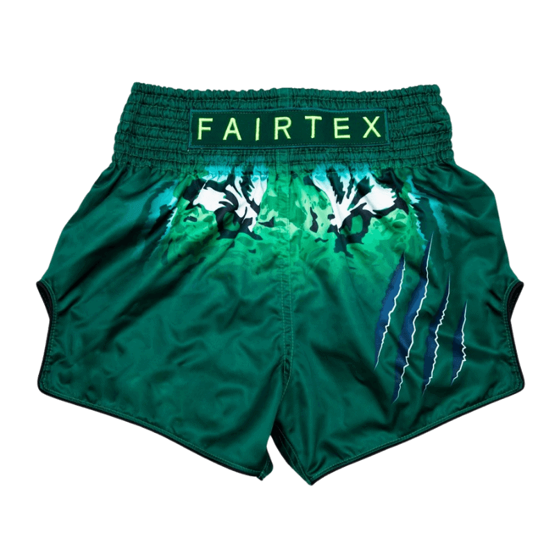 Fairtex groene Muay Thai shorts met camouflage en bliksemontwerp en witte Fairtex belettering.