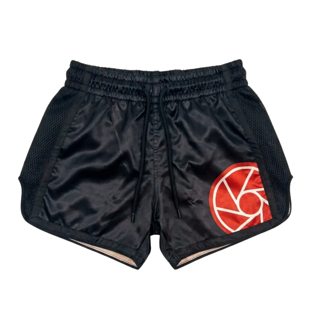 Zwart kickboks broekje voorzijde met rood logo en elastische tailleband op witte achtergrond