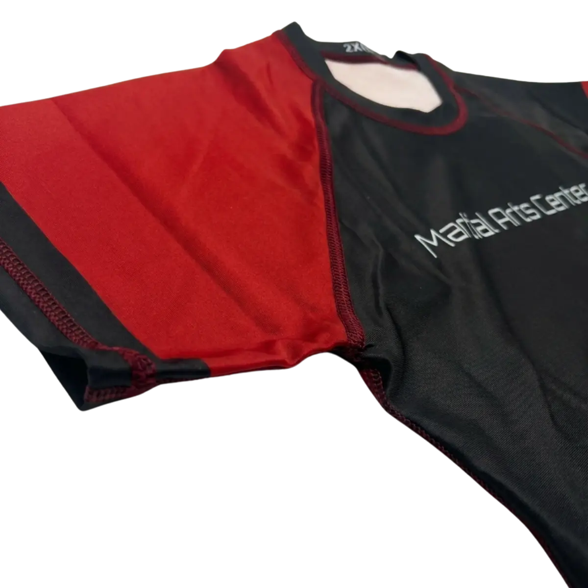 Zwart en rood sportshirt detail van mouw en stiknaden met sportieve afwerking