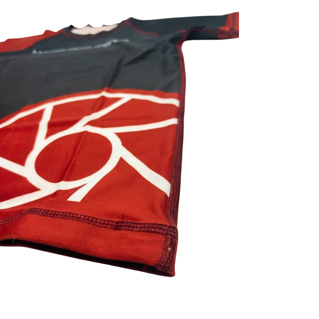 Rood sportshirt close-up met Martial Arts Center print en zachte stofstructuur