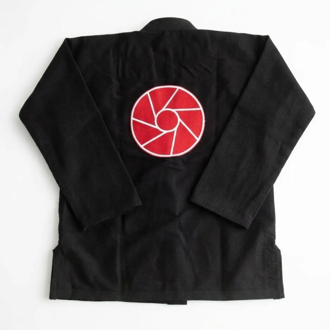 Zwarte BJJ gi achterzijde met rood rond logo op de rug netjes uitgelijnd op witte achtergrond