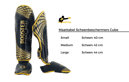 Maattabel Booster Cube Scheenbeschermers toont de maten Small, Medium en Large met bijbehorende scheenlengtes. De afbeelding bevat ook een productfoto van de zwart-gouden scheenbeschermers en het Fightstyle-logo. Ideaal voor klanten die snel willen bepalen welke maat het beste past. Duidelijke en visuele ondersteuning voor de productpagina.