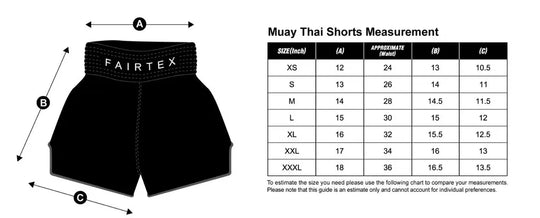 Illustratie van Fairtex Muay Thai-short met pijlen die de maten A, B en C aanduiden, naast een maattabel met afmetingen in inches voor maten XS tot XXXL en bijbehorende taillemetingen.