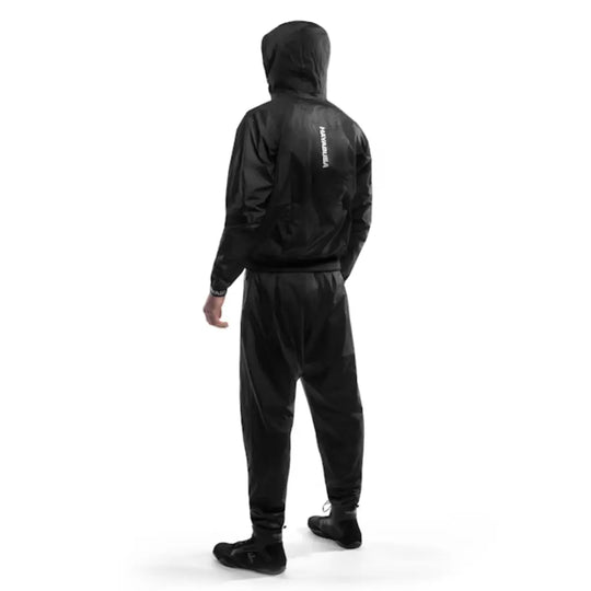 Man draagt zwarte Hayabusa trainingsset met capuchon, gezien van achteren, tegen een witte achtergrond.