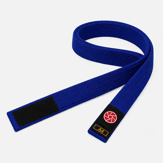 Blauwe BJJ band in maat A4 met zwarte uiteinden en een rood-wit logo op het label. De stevige geweven structuur maakt de band geschikt voor BJJ-trainingen, graduaties en dagelijks gebruik op de mat.