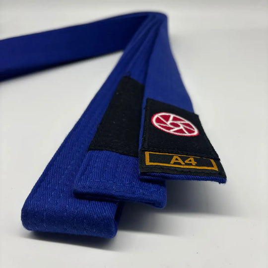 Blauwe BJJ band detail met logo patch en maatlabel A4