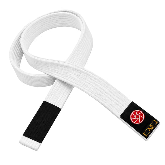 Witte BJJ band in maat A3 met zwarte uiteinden en een rood-wit logo op het label. De stevige geweven structuur maakt de band geschikt voor BJJ-trainingen, graduaties en dagelijks gebruik op de mat.