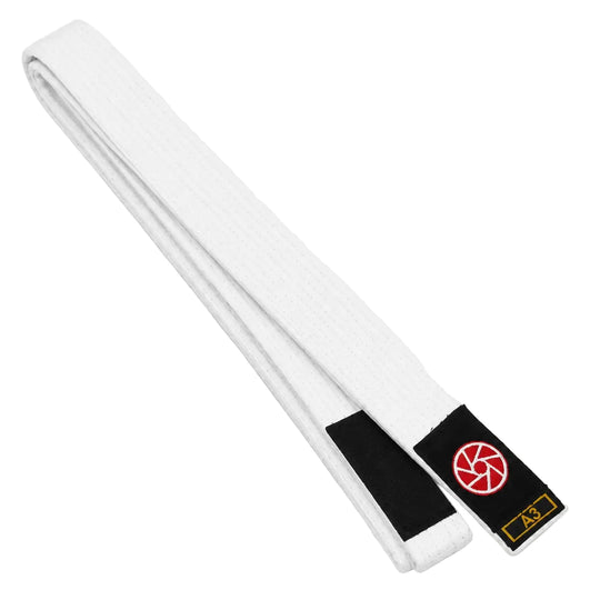 Witte BJJ band in maat A3 met zwarte uiteinden en een rood-wit logo op het label. De stevige geweven structuur en lange pasvorm maken de band geschikt voor BJJ-trainingen, graduaties en dagelijks gebruik op de mat.